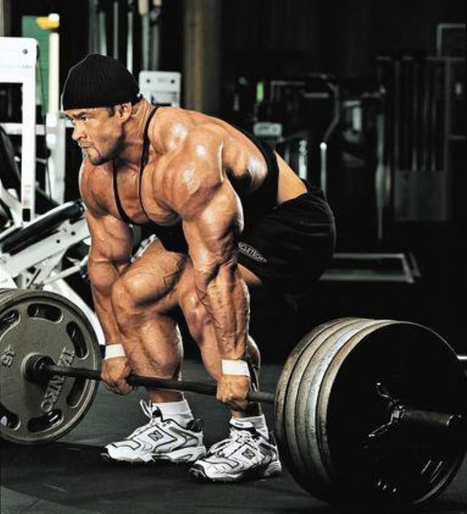 Bodybuilder ower deadlifting